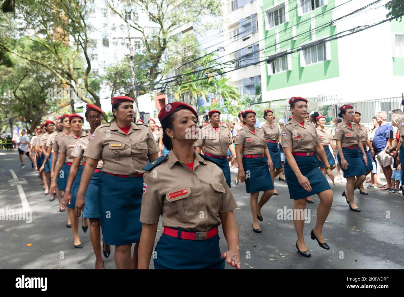 Salvador, Bahia, Brasile - 07 settembre 2022: Le soldati femminili della polizia militare Bahia sfilano per le strade il giorno dell'indipendenza brasiliana Foto Stock