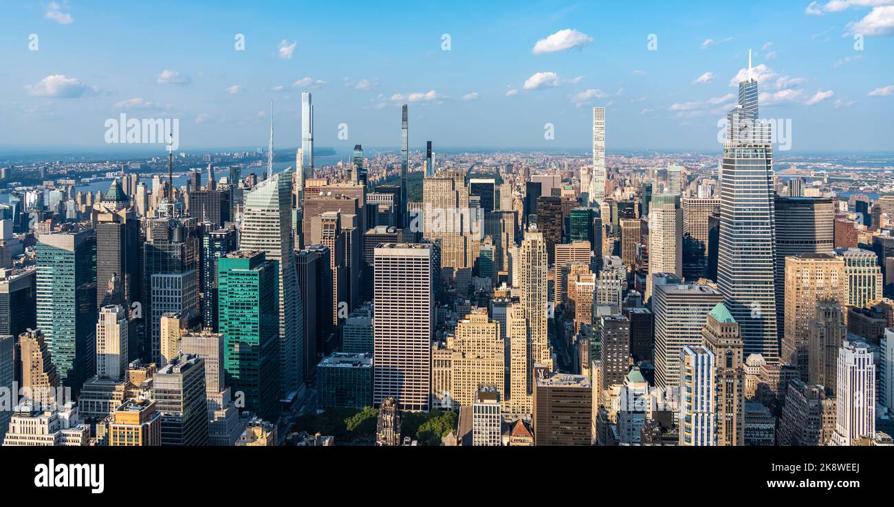 Skyline di New York, vista panoramica con grattacieli nel centro di Manhattan con cielo blu Foto Stock
