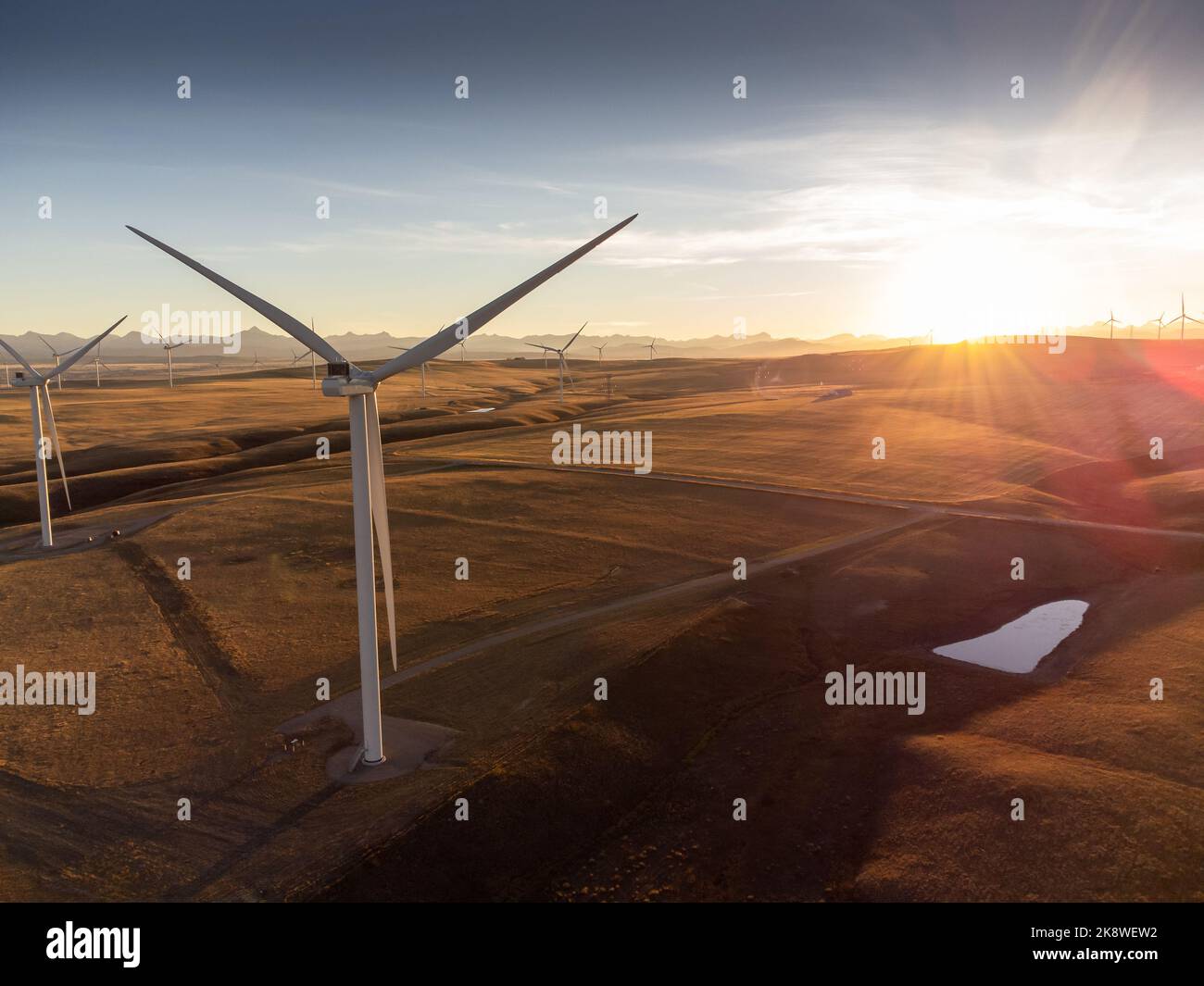 Veduta aerea del tramonto di mulini a vento funzionanti che producono energia sostenibile vicino a Pincher Creek Alberta Canada. Foto Stock