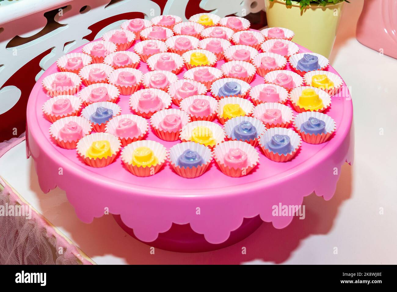 Tavolo con decorazione per feste di compleanno per bambini con oggetti e caramelle colorate Foto Stock