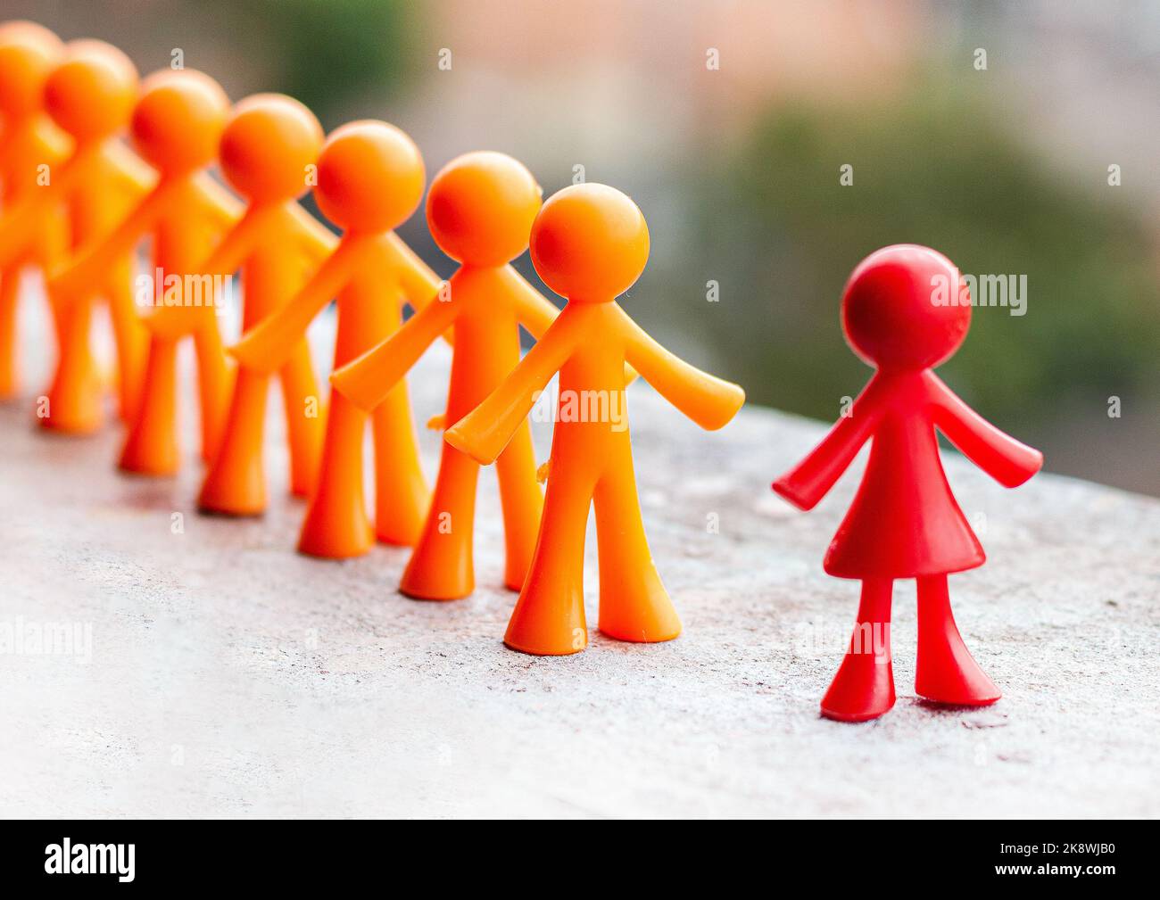 Rappresentazione di un team di lavoro e di un leader attraverso bambole Foto Stock