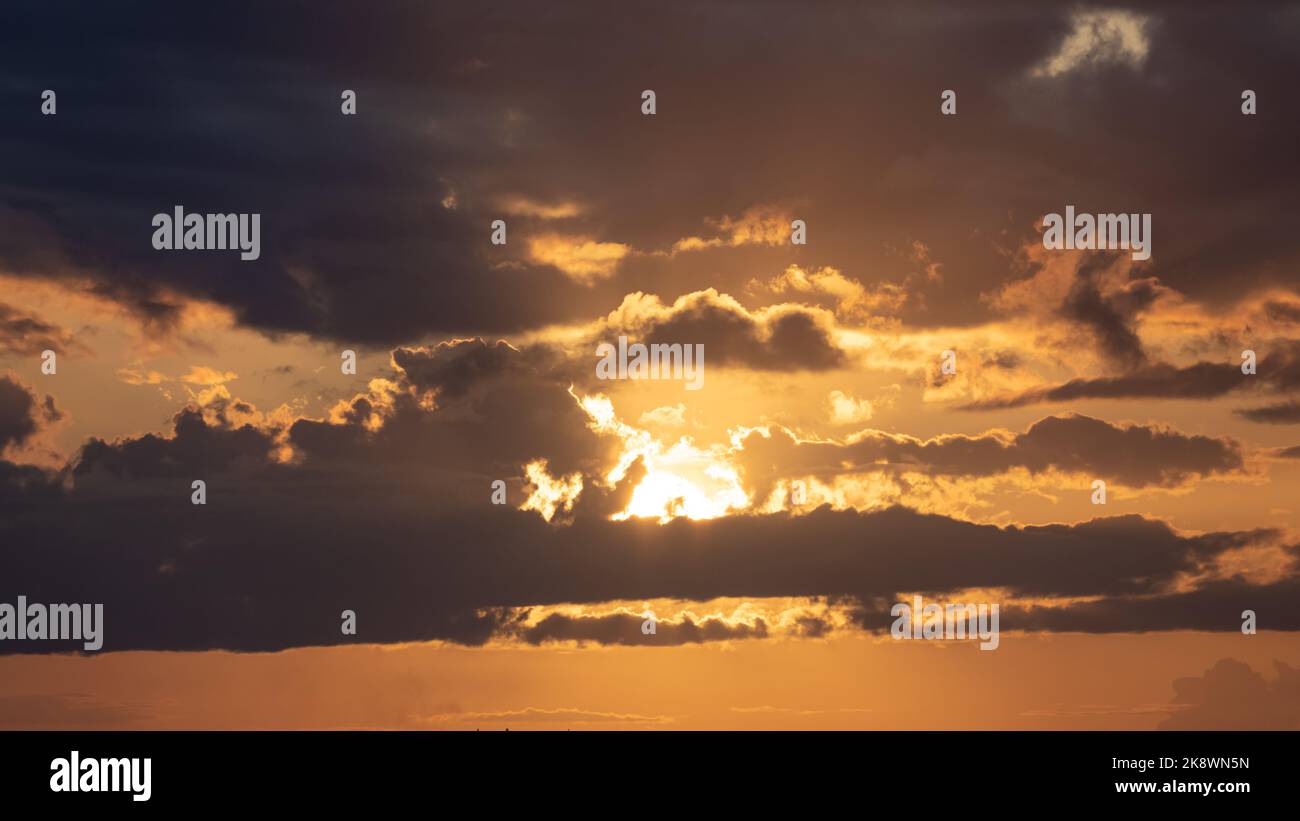 Tramonto mozzafiato da Oahu alle Hawaii con silhouette di surfisti e nuotatori. Foto Stock