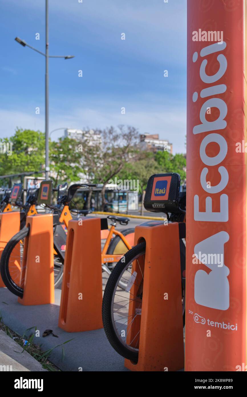 23 ottobre 2022, Buenos Aires, Argentina: Fila di biciclette presso un parcheggio Ecobici, il servizio di noleggio biciclette della città. Ecologico e sostenibile Foto Stock