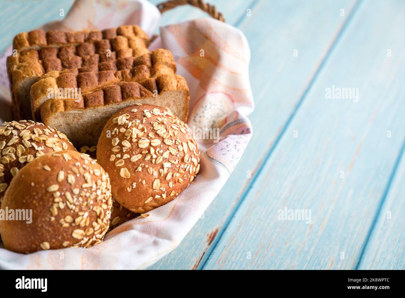 Pane e panini nel cestino. Concetto di alimentazione sana, allergia o senza glutine. Foto Stock