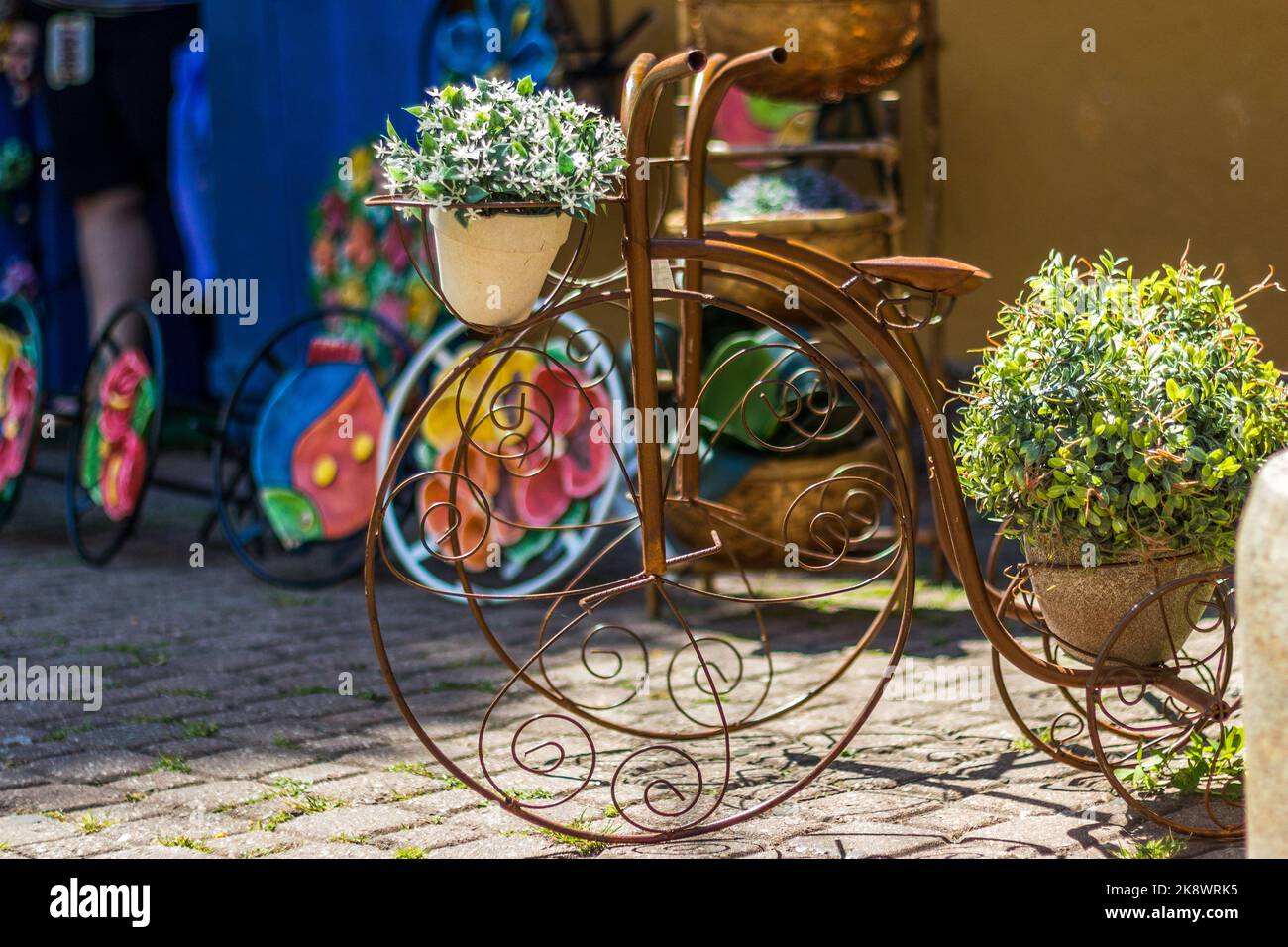 Bicicletta con vaso floreale decorativo. Artigianato per decorare casa. Foto Stock