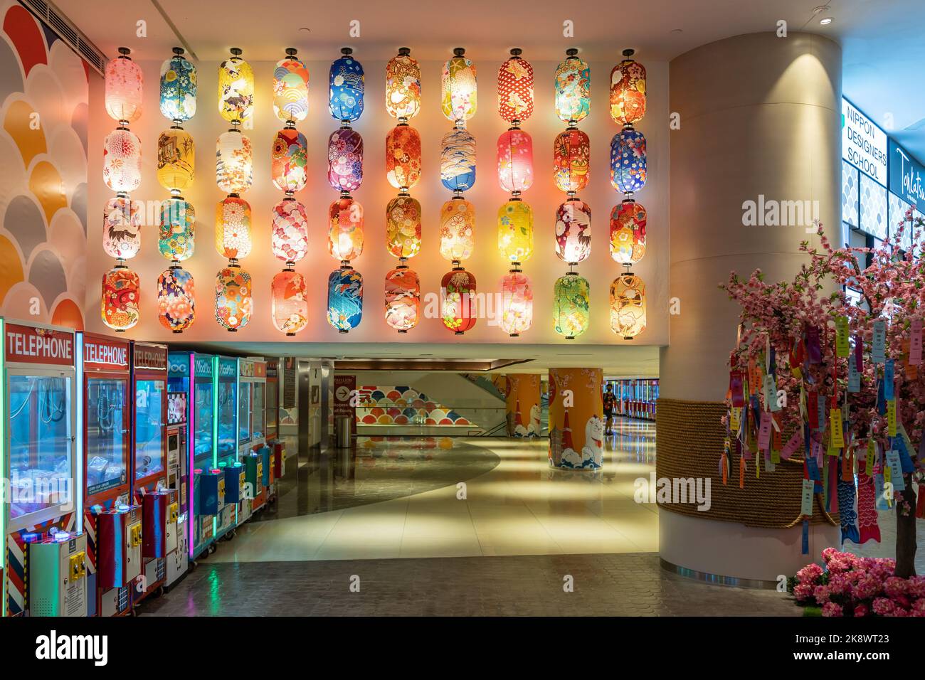 Kuala Lumpur, Malesia - Ottobre 24,2022 : macchine di gru a artiglio giocattolo colorato del gioco arcade alla città di Tokyo in Padiglione Bukit Jalil. Foto Stock