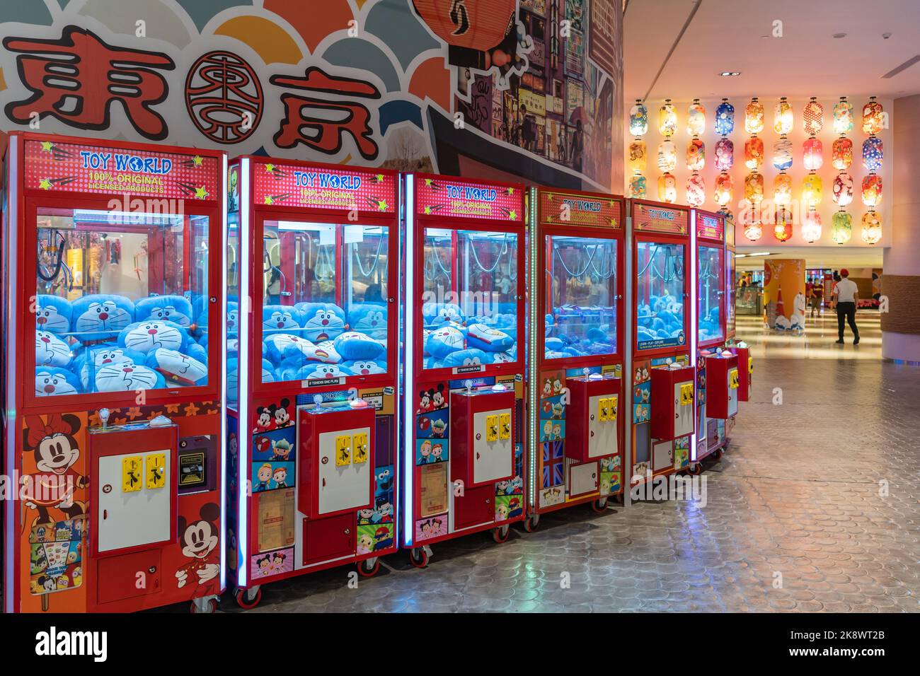 Kuala Lumpur, Malesia - Ottobre 24,2022 : macchine di gru a artiglio giocattolo colorato del gioco arcade alla città di Tokyo in Padiglione Bukit Jalil. Foto Stock