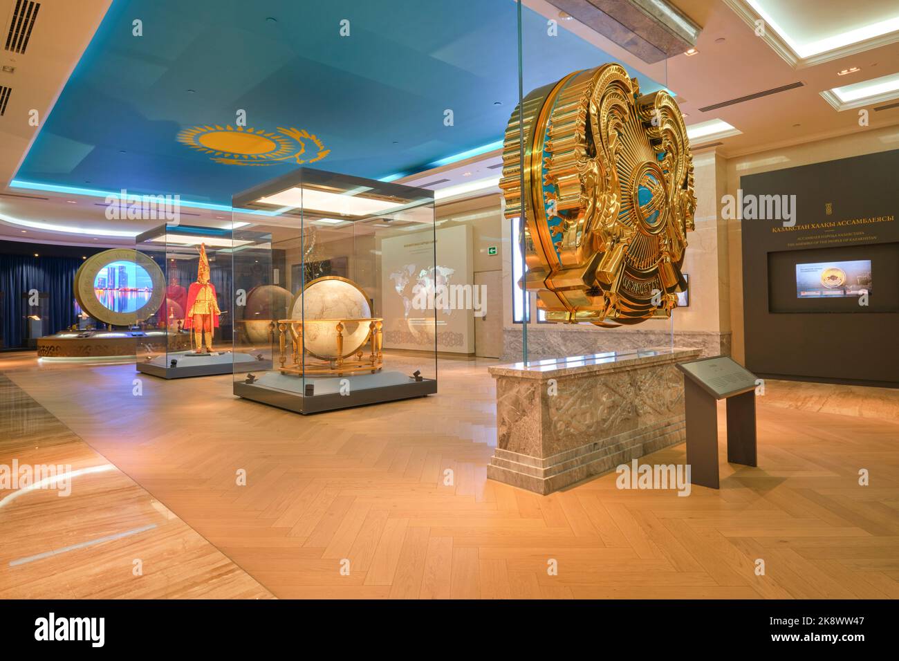 Una galleria con la foca nazionale, un grande globo e una replica della famosa scoperta archeologica dell'uomo d'oro. Al museo Nazarbayev Tsentr 2, Ded Foto Stock