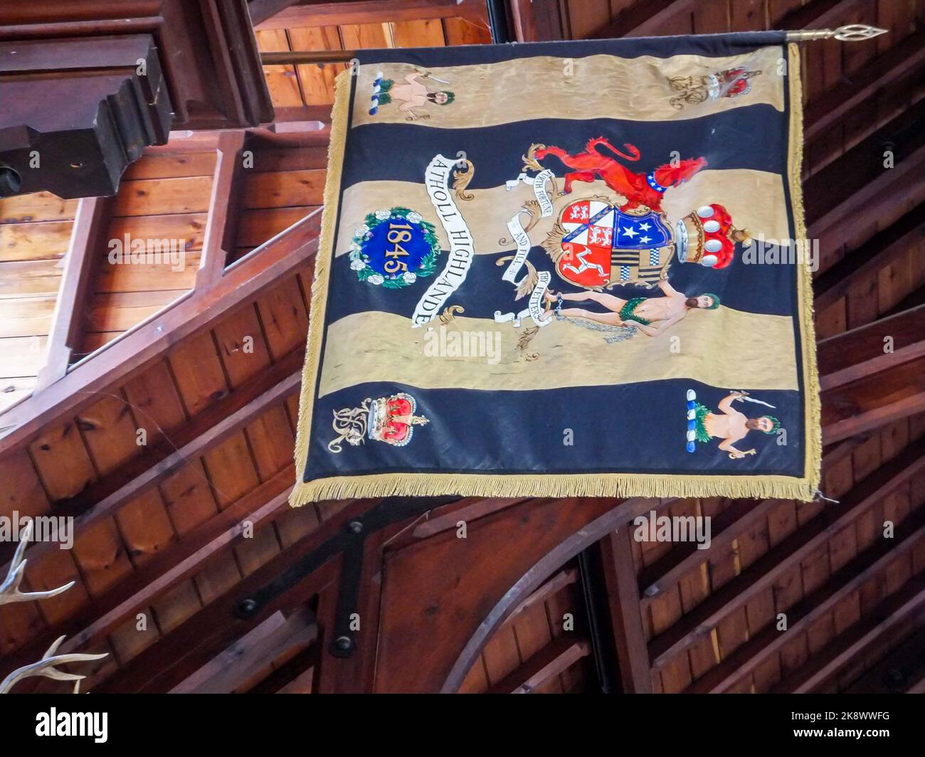 Il Regimental Colour di Atholl Highlanders è sospeso tra i travi del castello di Blair vicino a Pitlochry, Perthshire, Scozia, Regno Unito. Foto Stock