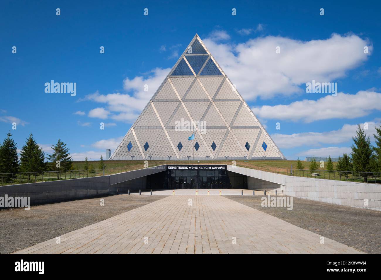 Una vista dell'entrata principale, della facciata e del fronte. Al Palazzo della Pace e della riconciliazione a forma di piramide ad Astana, Nursultano, Kazakistan. Foto Stock