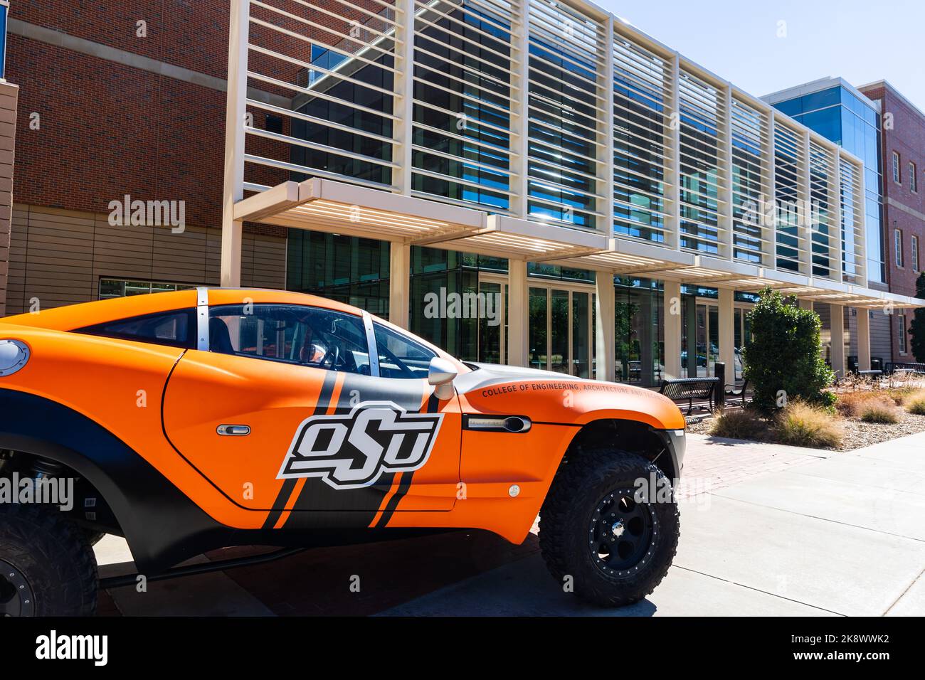 Stillwater, Oklahoma - 21 ottobre 2022: Veicolo fuoristrada di fronte al College of Engineering, Architecture and Technology dell'Oklahoma state University Foto Stock