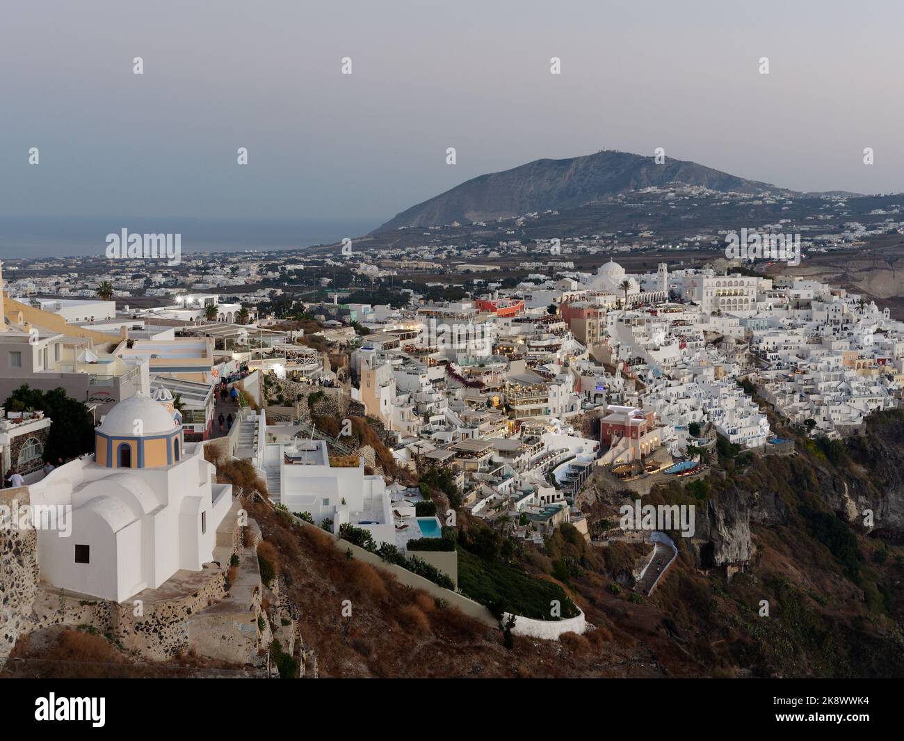 Città di Fira al tramonto. Isole Cicladi greche di Santorini nel Mar Egeo Foto Stock