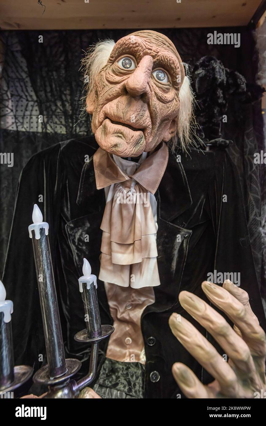 Il Creepy House Butler visto presso il negozio 'Solow' a l'Aia che conduce fino ad Halloween, il negozio ha rifornito più della sua esposizione di merci ghoulish. Il personaggio di Halloween si presenta al negozio 'Solow' di l'Aia, che porta ad Halloween. Halloween è celebrato una volta all'anno il 31 ottobre e giorni che portano a quella data. Viene celebrata principalmente in America, Canada, Irlanda e Regno Unito e ora aumenta in altri paesi. Il 31, di ottobre bambini vestire in una varietà di costumeís, bussare alle porte dopo il buio e pronunciare la frase: Trucco o trattare, il trattamento è una caramella e Th Foto Stock