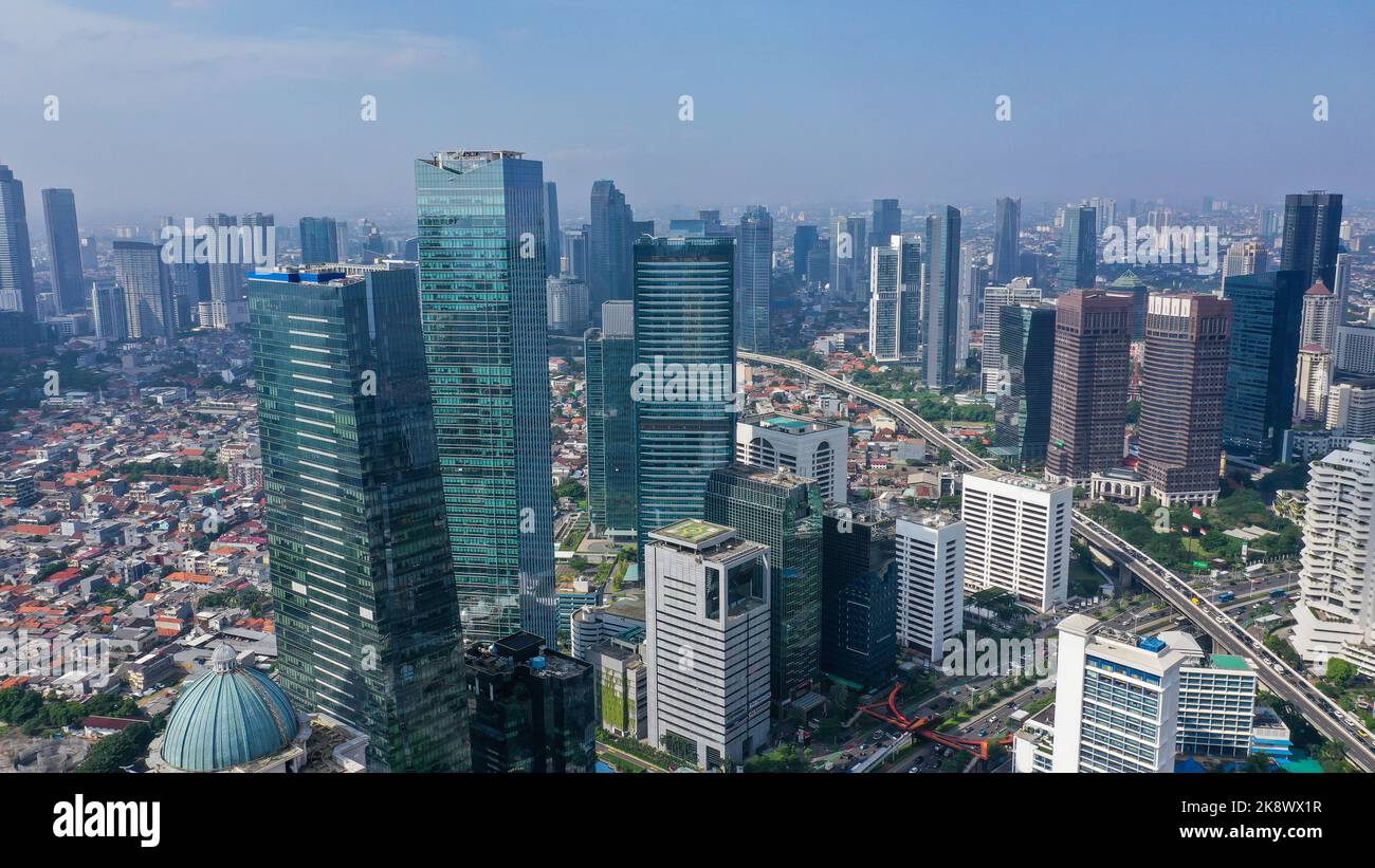 Vista aerea degli edifici degli uffici nel quartiere centrale degli affari di Giacarta, IndonesiaVista aerea dei moderni edifici degli uffici sotto il cielo blu di Giacarta Foto Stock