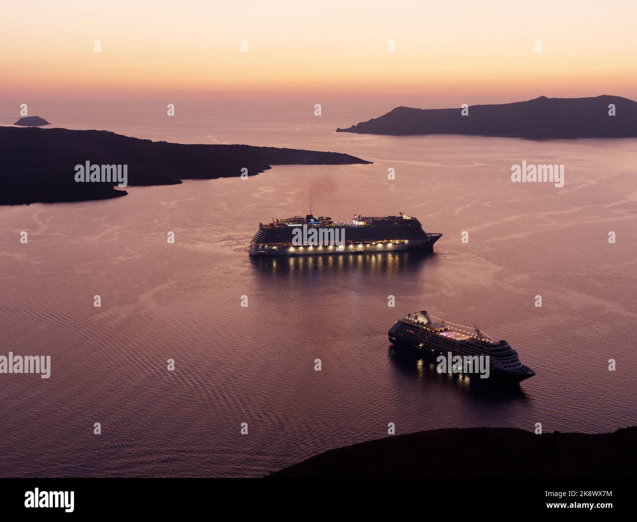 Firostefani vista sulla Caldera al tramonto. Con navi da crociera. Isole Cicladi greche di Santorini nel Mar Egeo. Foto Stock