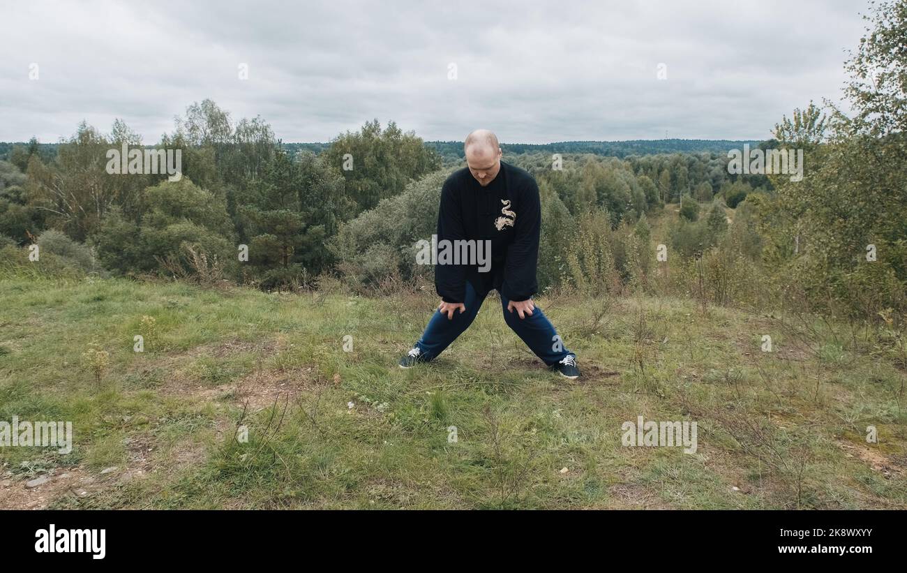 L'uomo caucasico è impegnato tradizionale cinese ginnastica qigong e tai chi Foto Stock