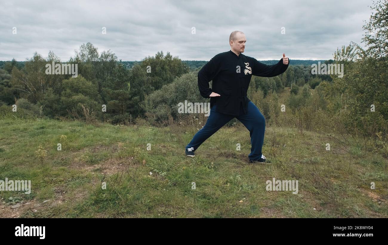L'uomo caucasico è impegnato tradizionale cinese ginnastica qigong e tai chi Foto Stock