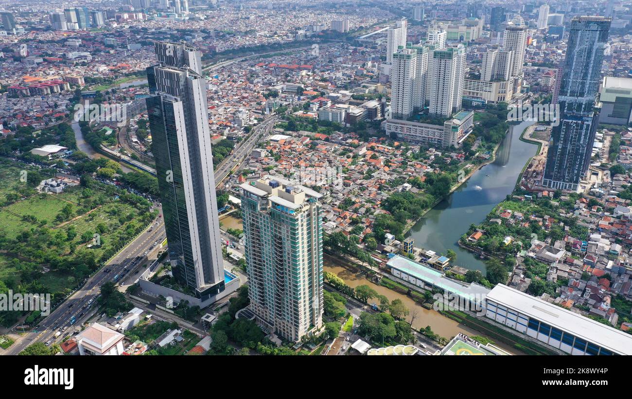 Skyline di Giacarta con moderne torri di uffici e hotel lungo Jalan Sudirman nel quartiere finanziario della capitale indonesiana Foto Stock
