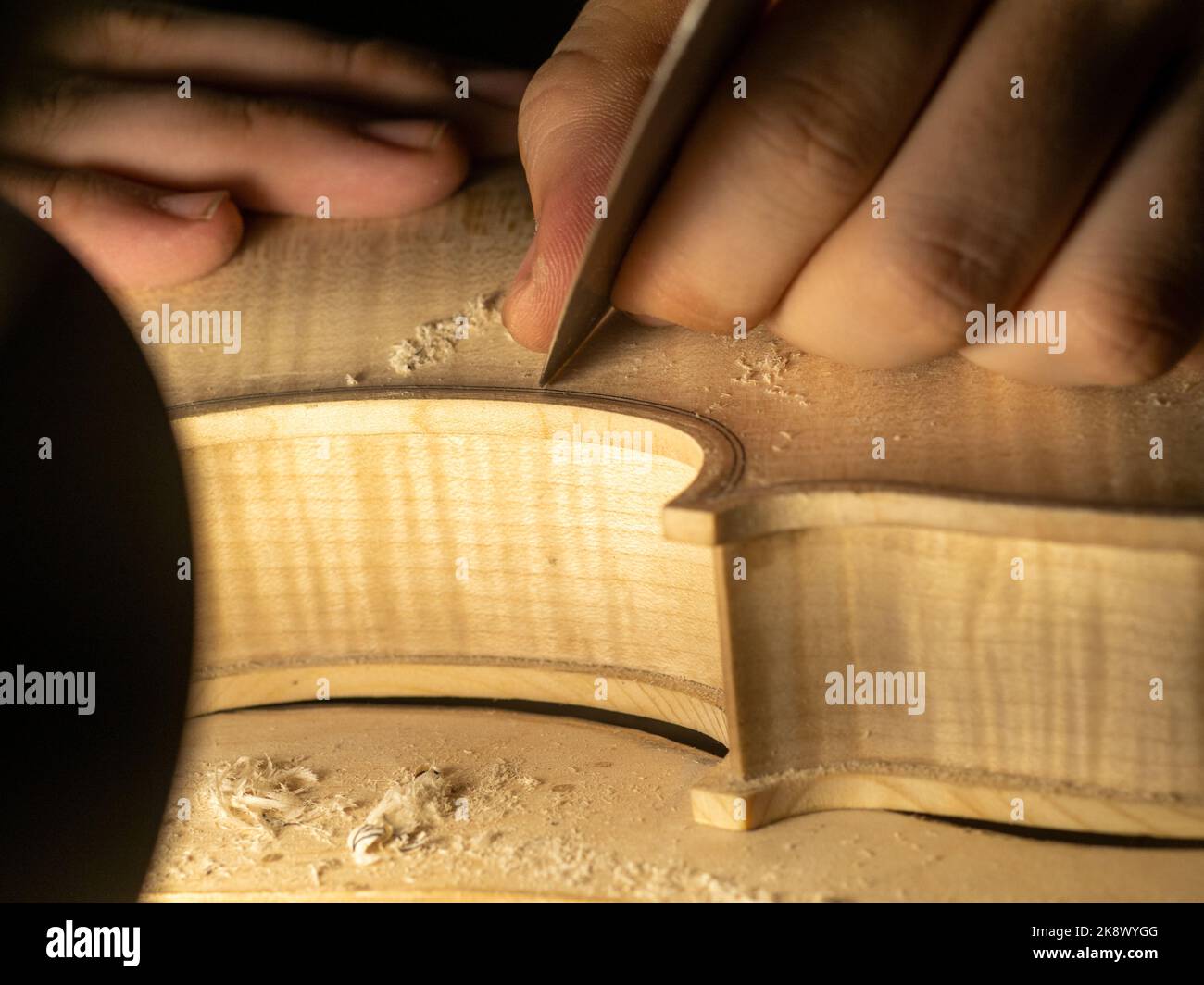 piano di lavoro per levigare le fiddle sul banco di lavoro della macchina Foto Stock