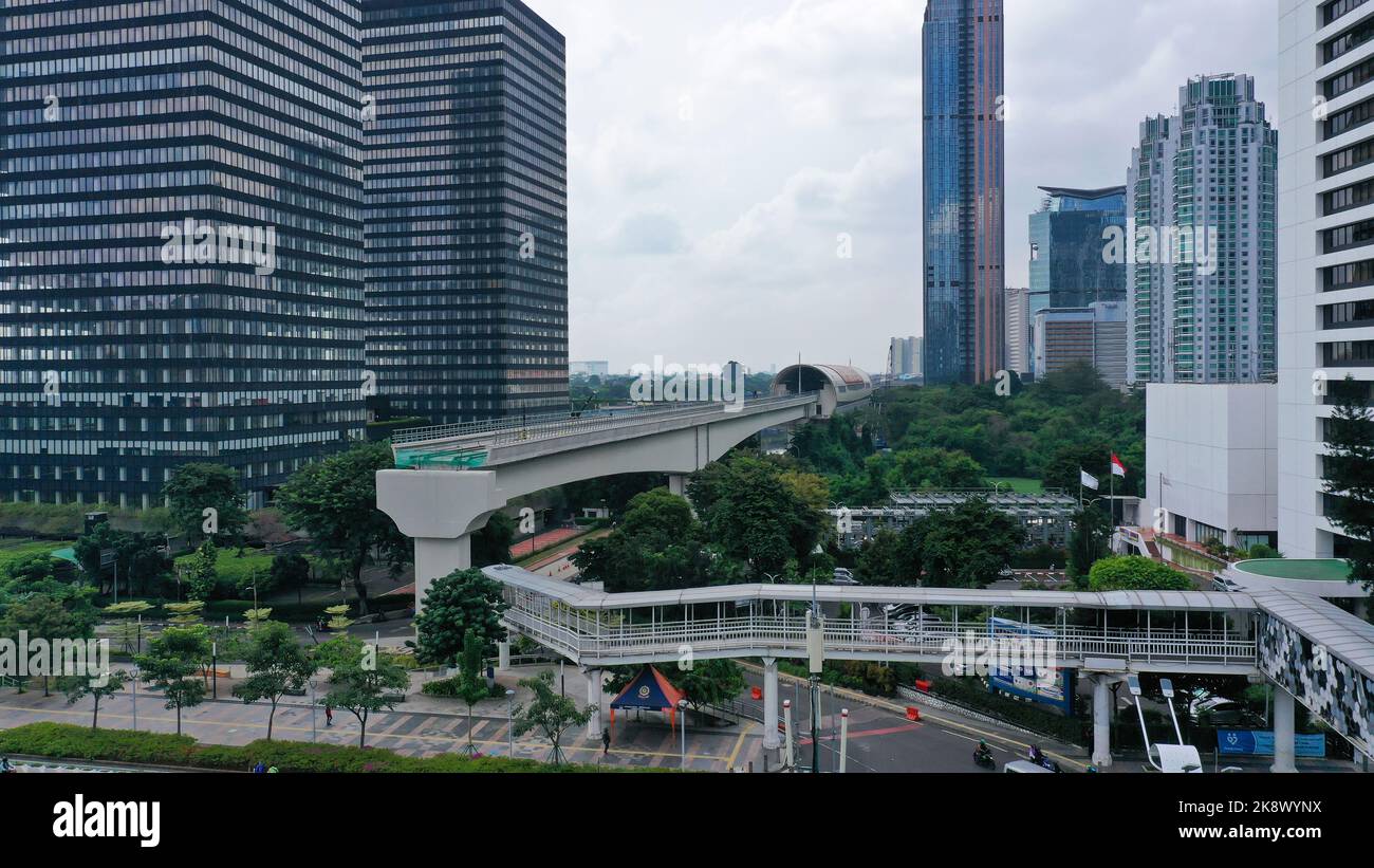 Splendido paesaggio urbano di Giacarta con nuova pista sopraelevata LRT al mattino. Stazione ferroviaria in costruzione a Jalan sudirman a Giacarta Foto Stock