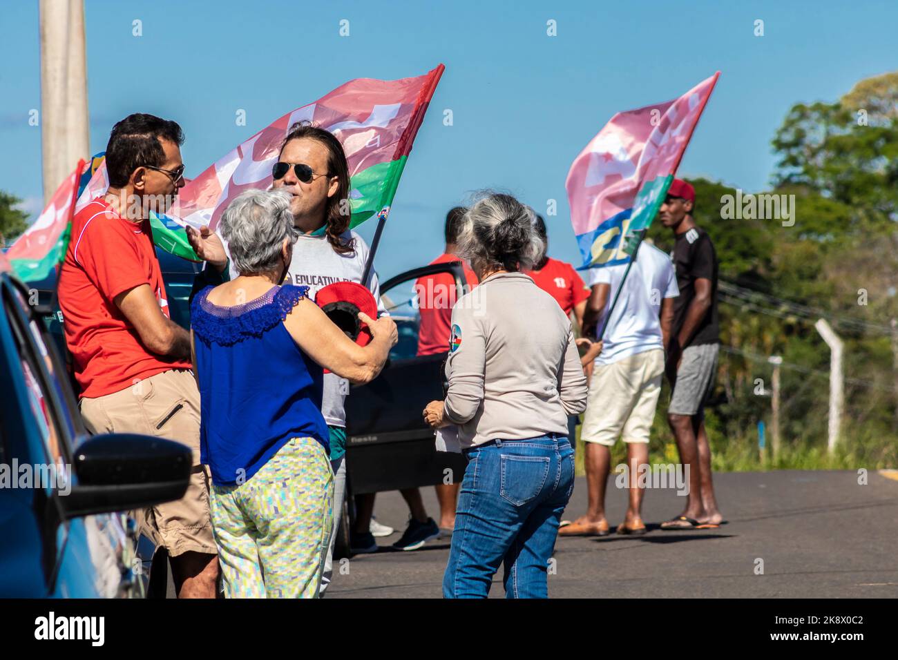 Marilia, San Paolo, Brasile, 23 ottobre 2022. Gli elettori dell'ex presidente Luiz Inacio Lula da Silva organizzano una motorade attraverso la città di Marilia, SP, per dichiarare il loro voto nel secondo turno delle elezioni presidenziali e protestare contro il governo Jair Bolsonaro. Foto Stock