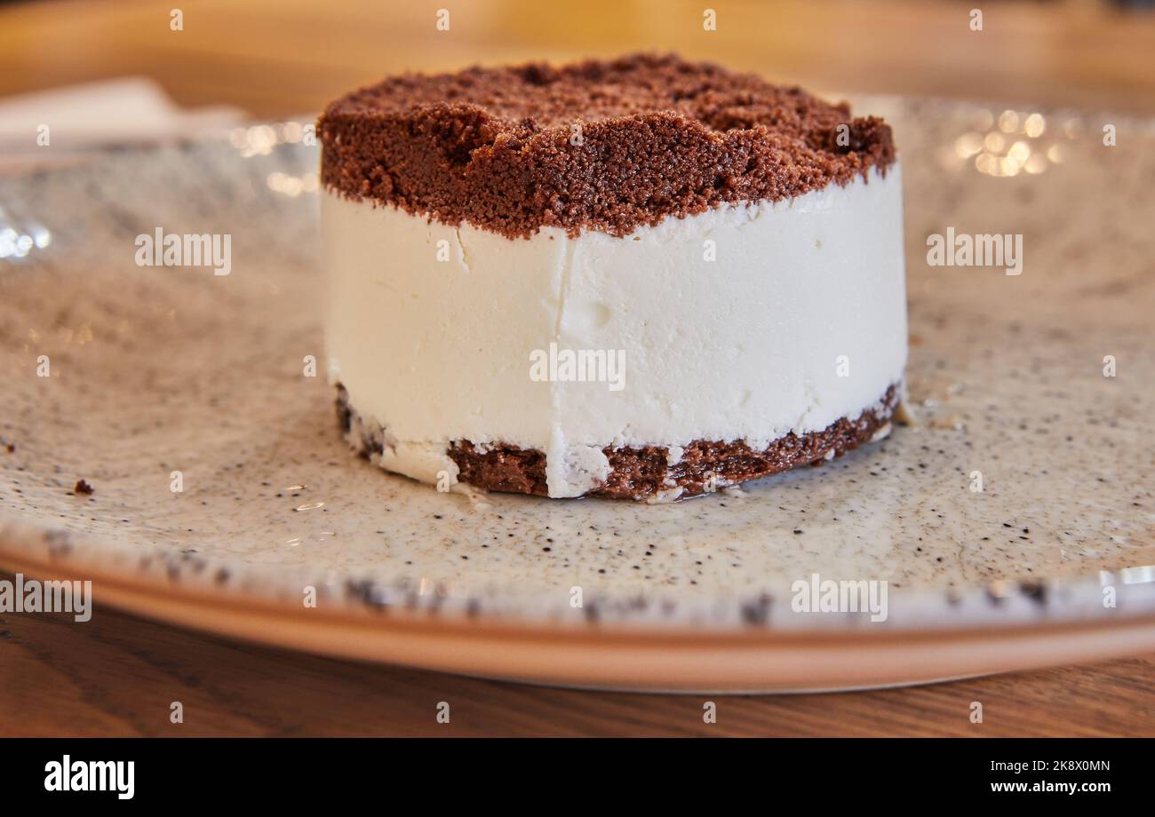 Torta con cioccolato e gelato al piatto nel caffè Foto Stock