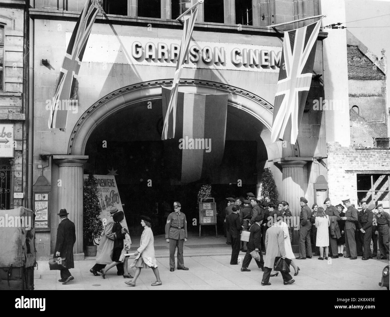 Coda di soldati fuori dal cinema militare non identificato A.K.C. (ARMY KINEMA CORPORATION) Garrison Cinema mostra LA LORO GLORIA 1946 (regista Brian Desmond Hurst) nel settembre 1946 nella Germania del dopoguerra Foto Stock
