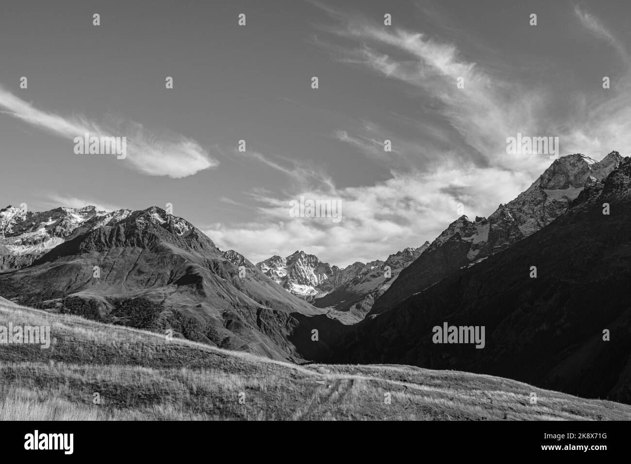 Il picco delle Alpi è previsto all'inizio di ottobre. neve in cima alla montagna. Foto del paesaggio montano. Regione alpina Foto Stock