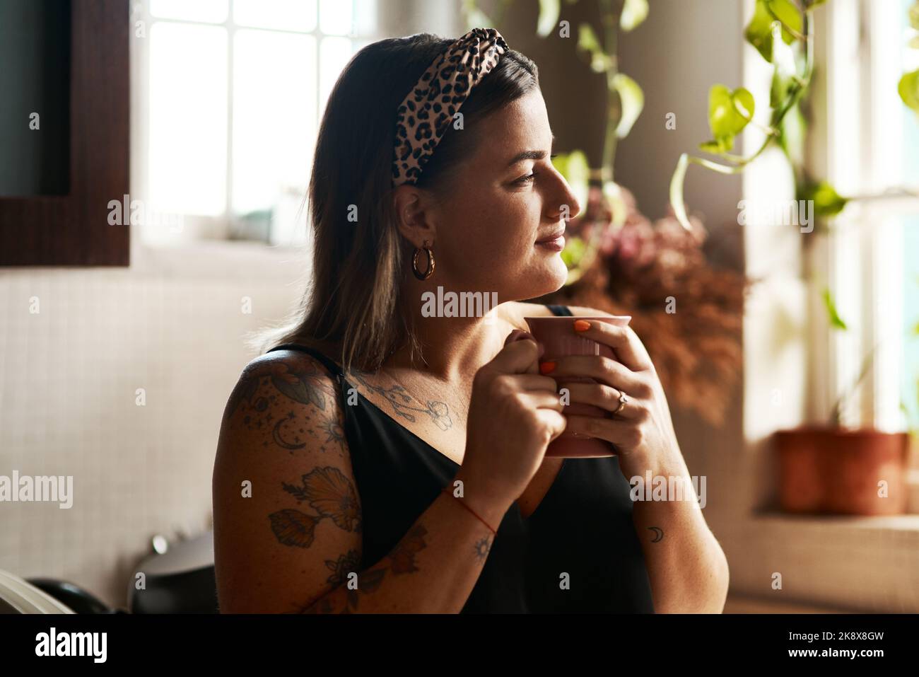 Che cosa farei senza un buon caffè vecchio, una giovane donna che ha una pausa caffè rilassante a casa. Foto Stock