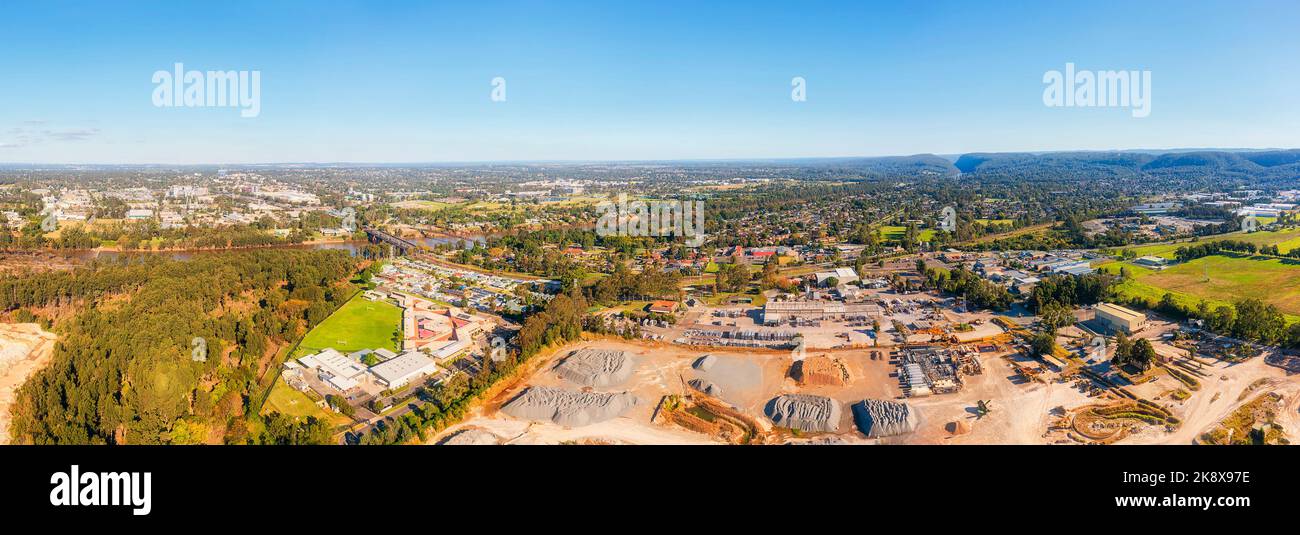 Panorama aereo del fiume Nepean sotto le Blue Mountains intorno al bacino della Grande Sydney in Australia con ponti. Foto Stock