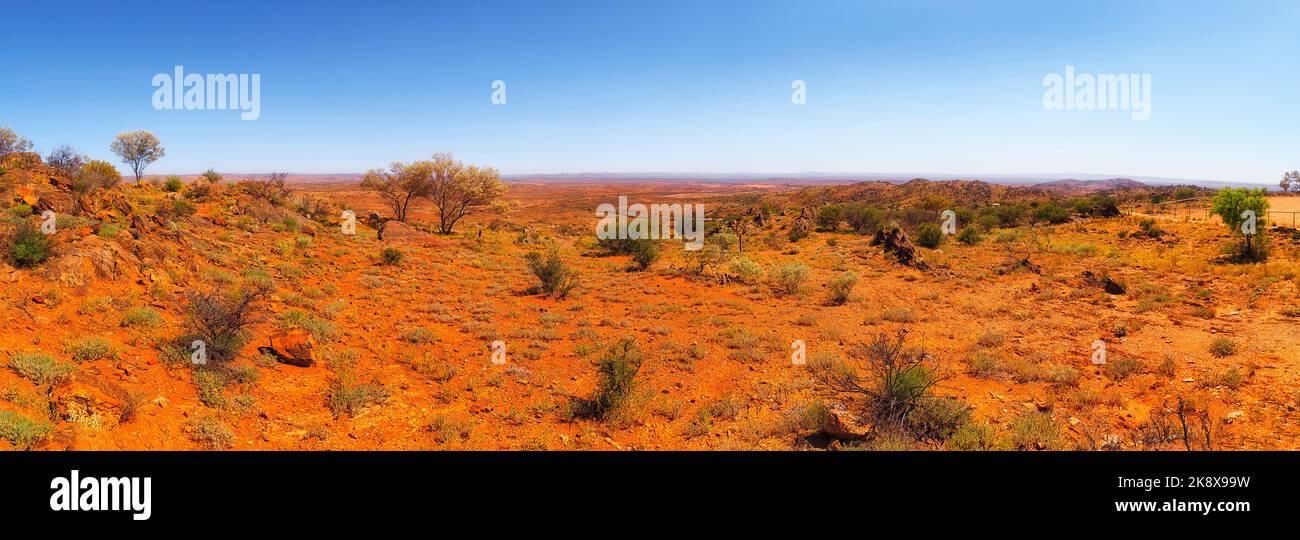 Terreno estremo intorno al giardino pubblico di sculture del deserto vivente a Broken Hill, città dell'entroterra australiano. Foto Stock