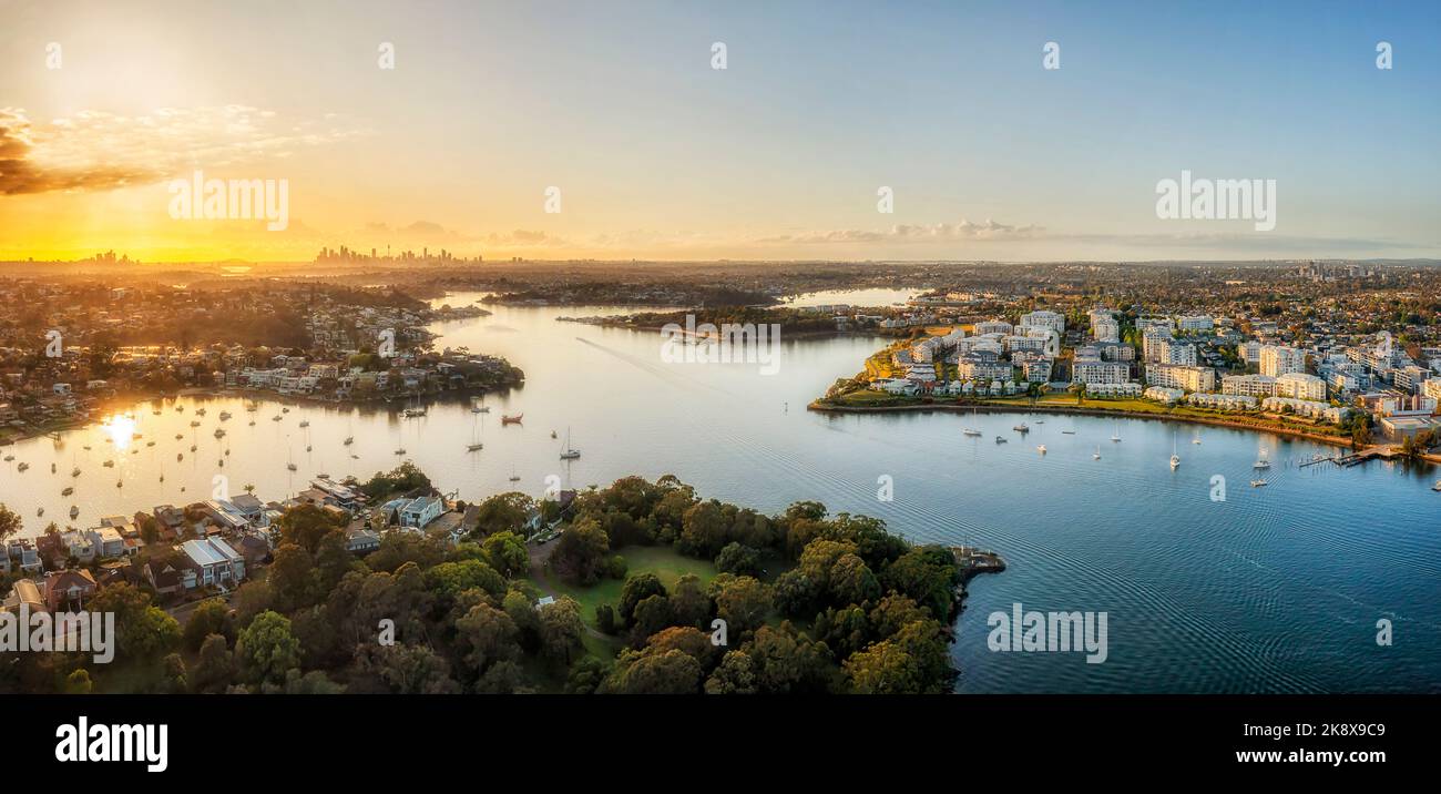 Alba colorata sullo skyline della città di Sydney dal fiume Parramatta - panorama panoramico aereo. Foto Stock