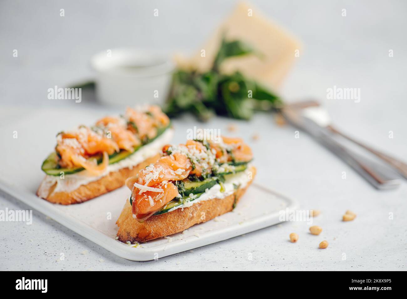 Primo piano di due bruschette su un tagliere. Parzialmente sfocato Foto Stock