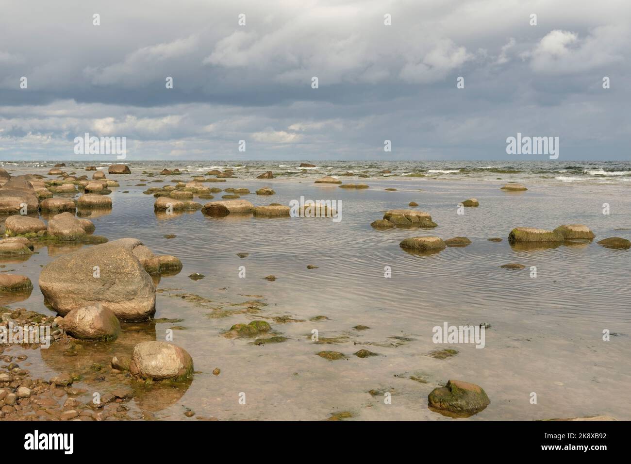 Spiaggia rocciosa del Mar Baltico in Lettonia Foto Stock