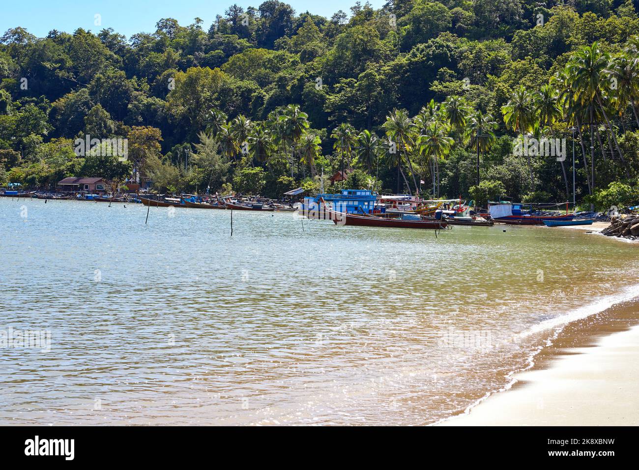 Barca da pesca ormeggio sulla spiaggia Foto Stock
