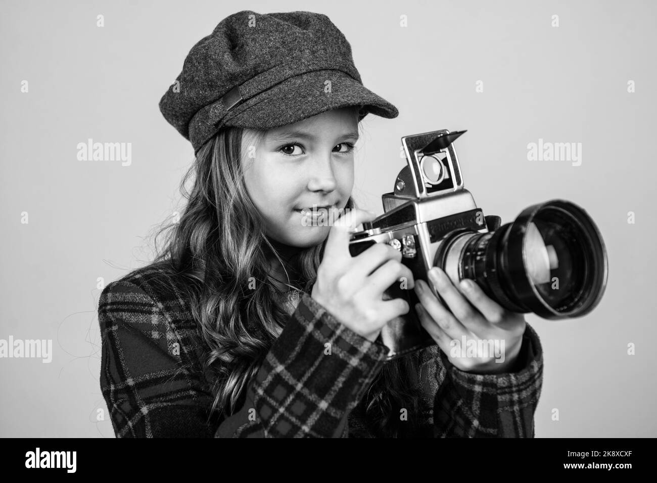 il bambino parigino fa la foto. il bambino alla moda in berta francese usa la fotocamera retrò. tecnologia digitale vintage. Foto Stock