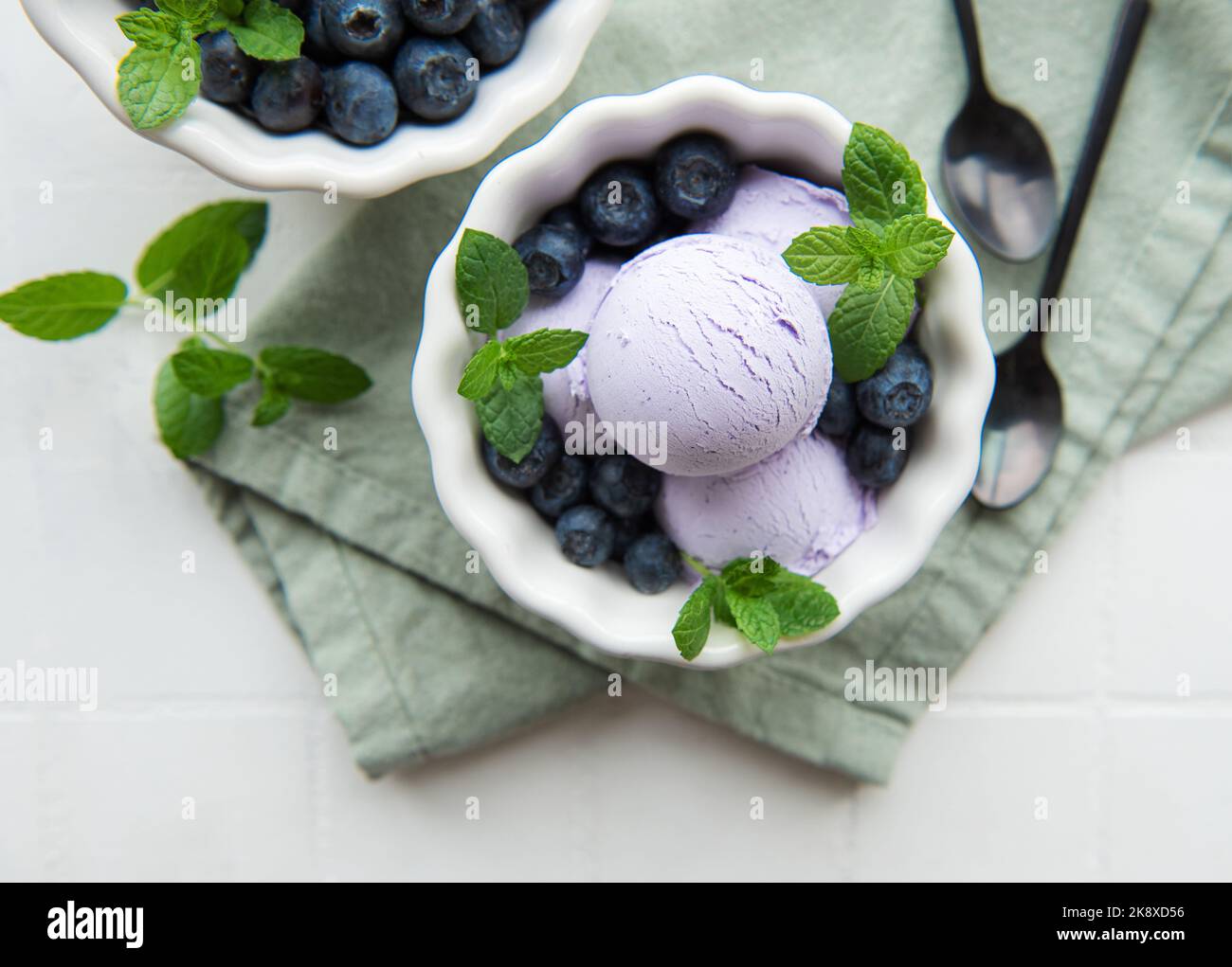 Gelato artigianale ai mirtilli con mirtilli freschi. Dolce estivo di frutti di bosco. Foto Stock