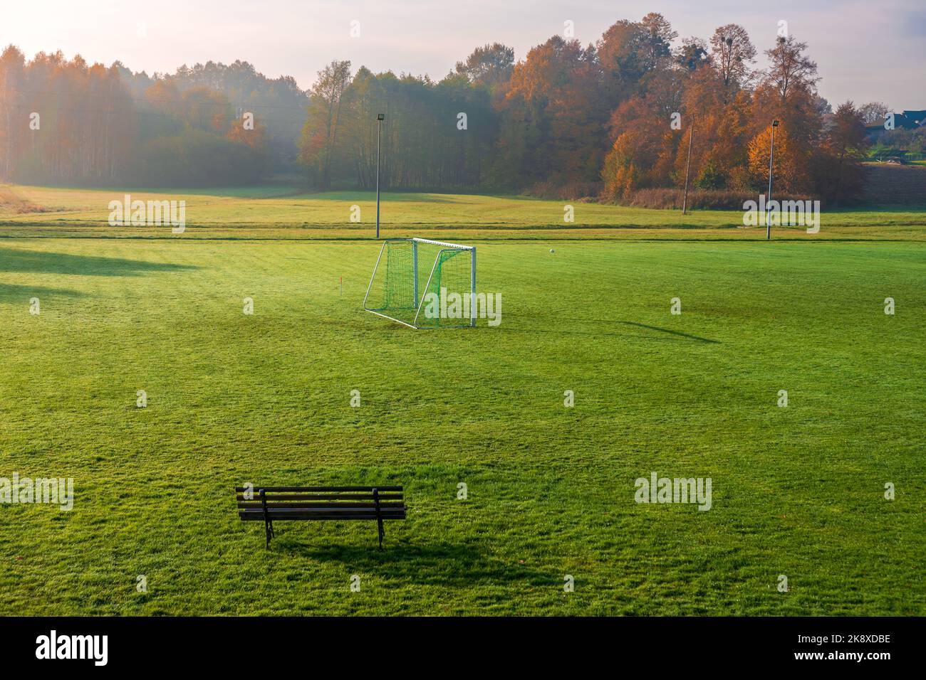 Piccoli, locali pitch.Football porte poste sul prato. Bella, nebbia, mattina d'autunno in campagna. Alberi colorati sullo sfondo. Foto Stock