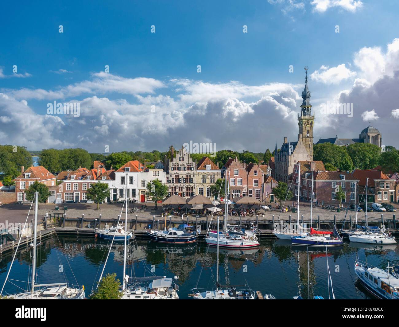 Vista aerea con porto turistico e storico municipio, Veere, Zeeland, Paesi Bassi, Europa Foto Stock