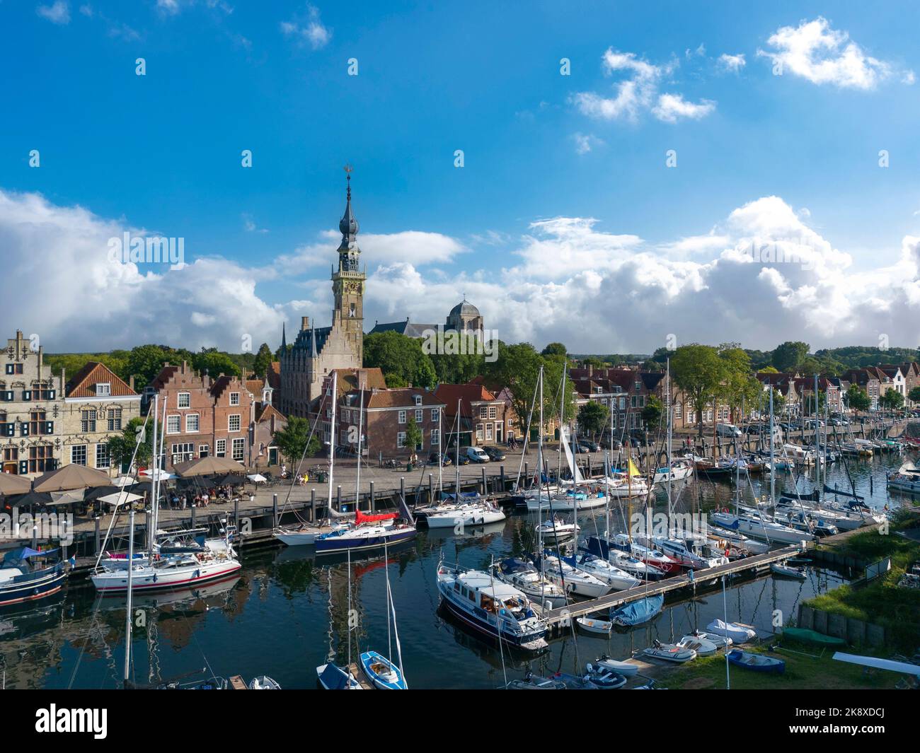 Vista aerea con porto turistico e storico municipio, Veere, Zeeland, Paesi Bassi, Europa Foto Stock
