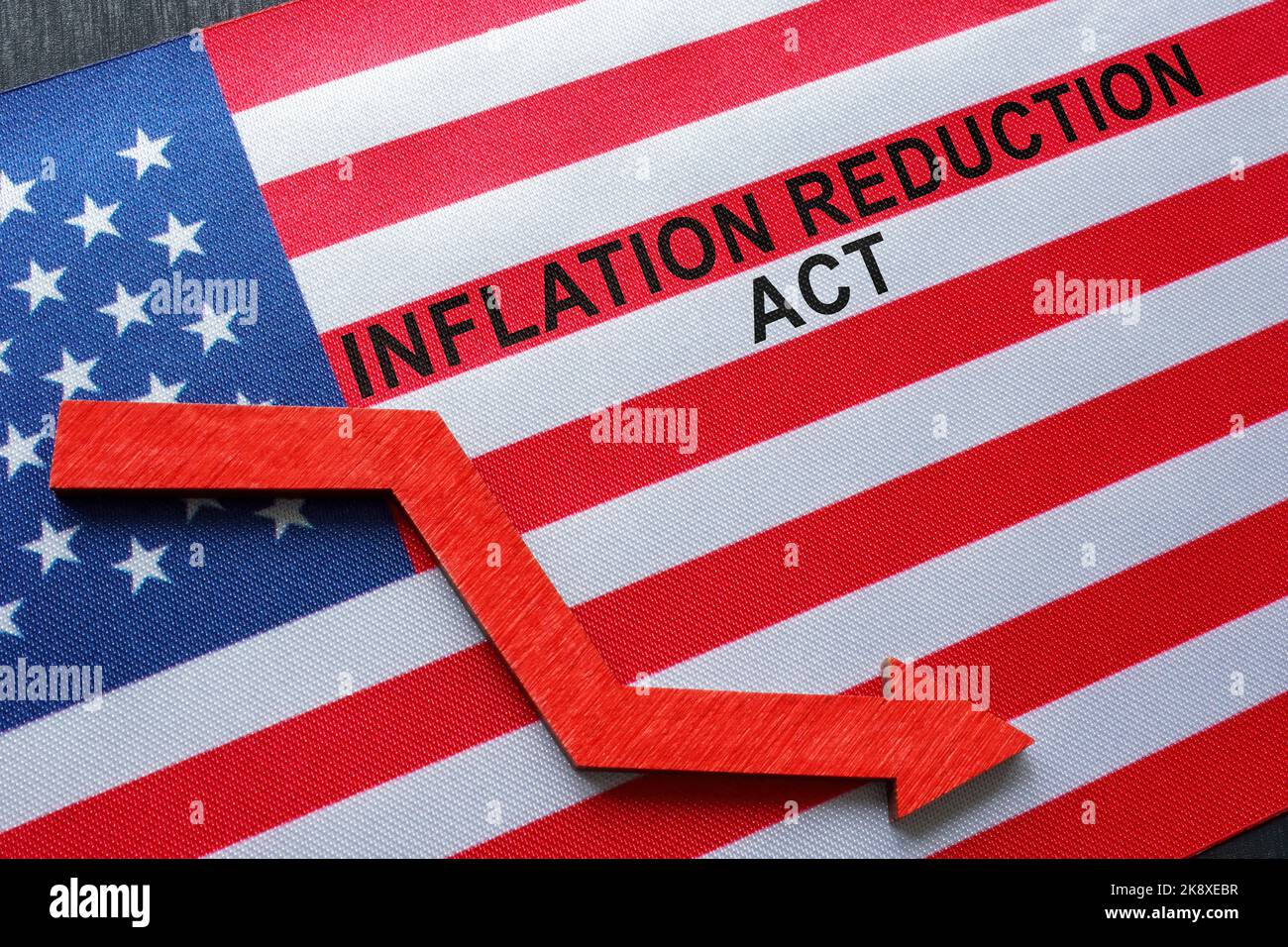 Bandiera americana con una freccia e una scritta azione di riduzione dell'inflazione. Foto Stock