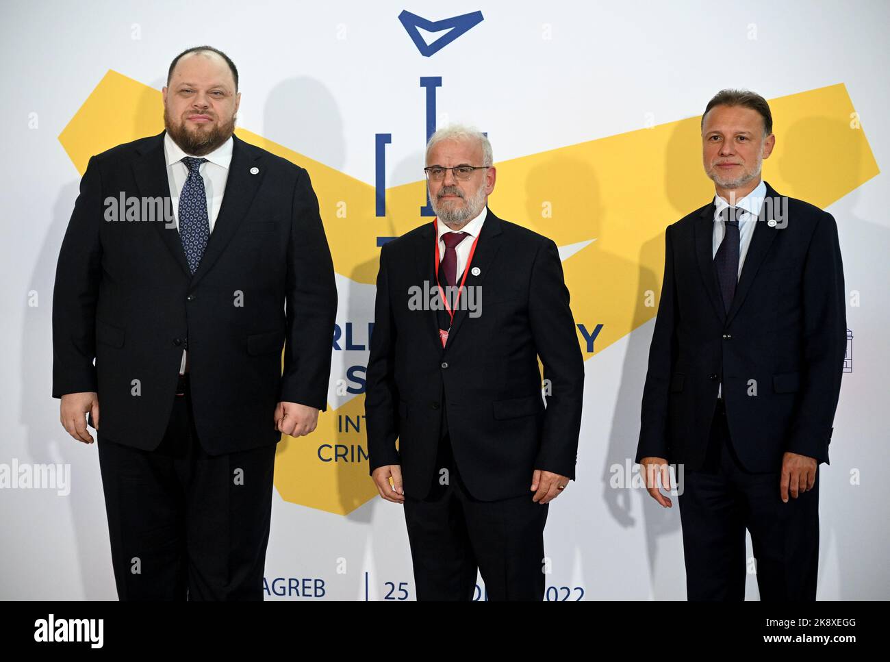 Presidente del Parlamento croato Gordan Jandrokovic, Il Presidente della Verkhovna Rada dell'Ucraina Ruslan Stechuk e il Presidente dell'Assemblea della Repubblica della Macedonia settentrionale Talat Xhaferi durante l'arrivo al primo Vertice parlamentare della piattaforma Internazionale di Crimea nella Biblioteca Nazionale e Universitaria di Zagabria, Croazia, il 25 ottobre 2022. Foto: Davor Puklavec/PIXSELL Foto Stock