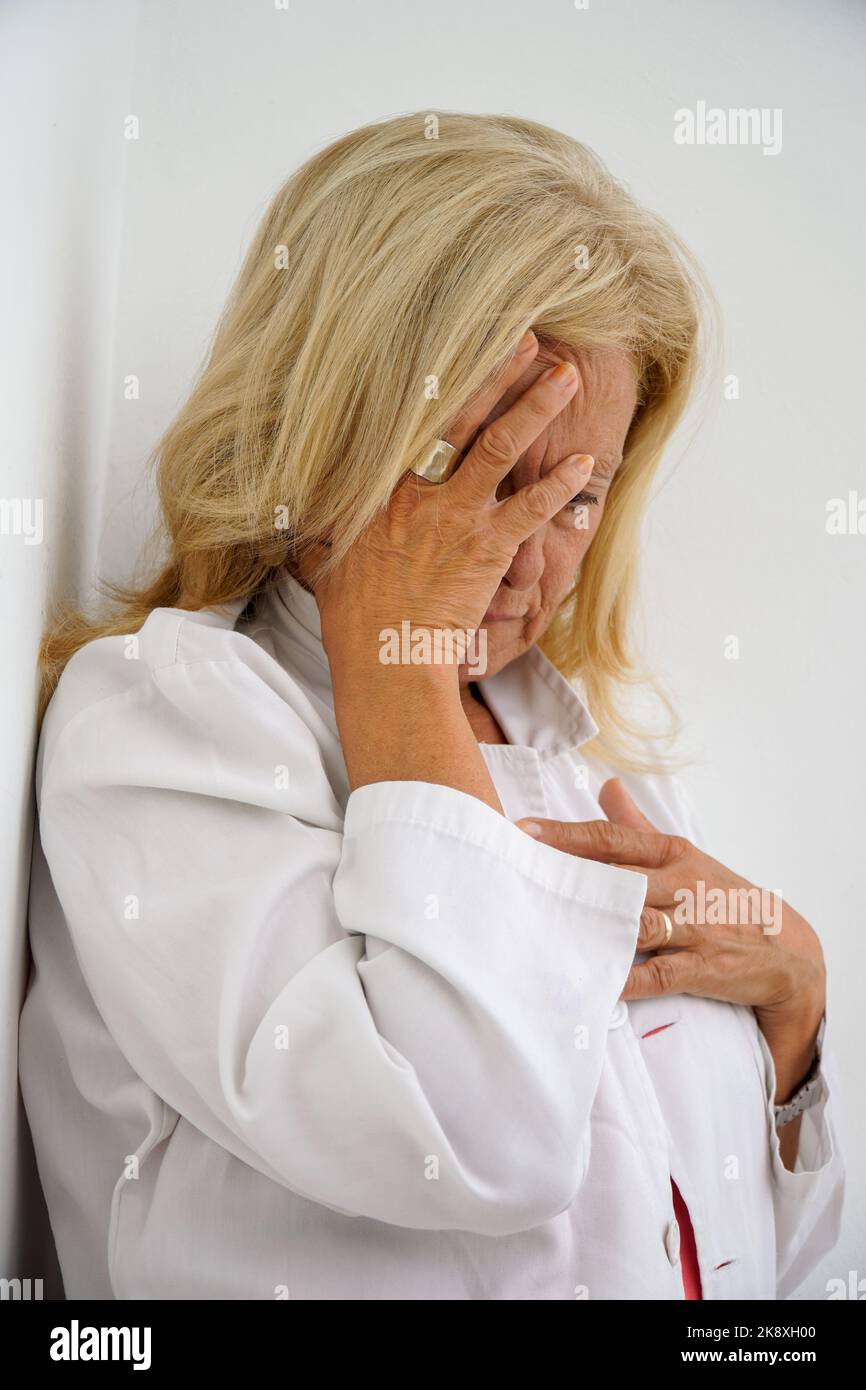 signora medico stressata con spossatezza emotiva e preoccupata pensando ai suoi problemi. salute psicologica e mentale Foto Stock