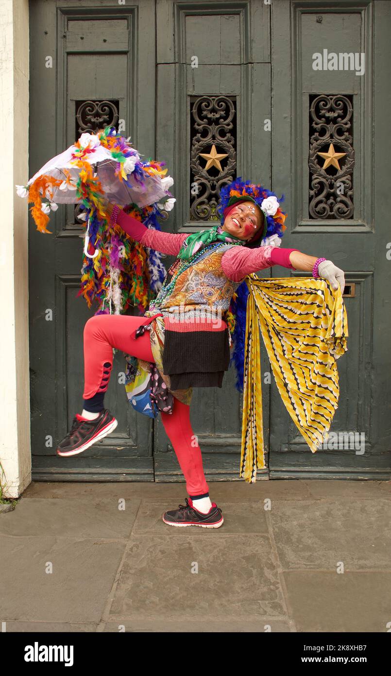 Intrattenitore di strada, Jennifer Jones, conosciuto come la Dance Lady di New Orleans. Foto Stock