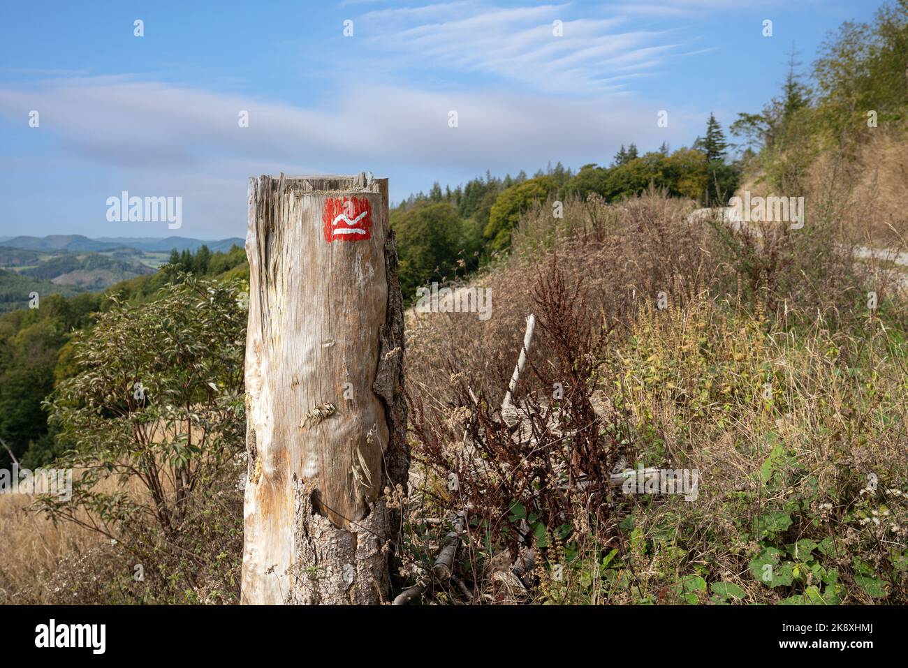 WILLINGEN, GERMANIA - 22 SETTEMBRE 2022: Punto di riferimento del percorso escursionistico a lunga distanza Rothaarsteig il 22 settembre 2022 a Willingen, Sauerland, Germania Foto Stock