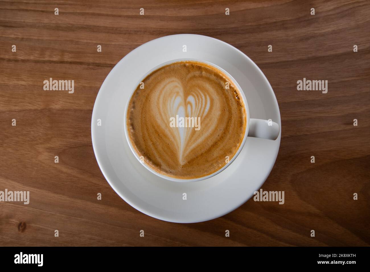 Tazza di cappuccino su tavolo di legno, vista dall'alto Foto Stock