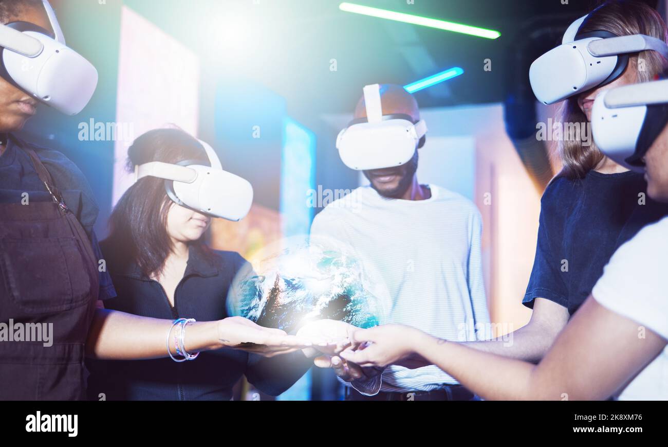 Mondo della realtà virtuale, persone e ologramma digitale del futuro metaverse, del networking globale o dell'innovazione del cyber pianeta. Gruppo comunitario, realtà virtuale e media Foto Stock