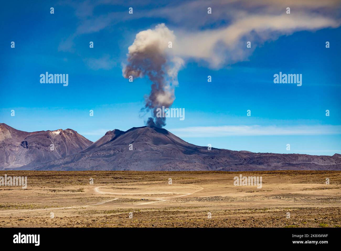 L'eruzione del vulcano attivo Sabancaya il 09/20/2022 con un pennacchio di cenere nel cielo blu vicino alla città di Chivay nel Canyon del Colca in Perù. Foto Stock