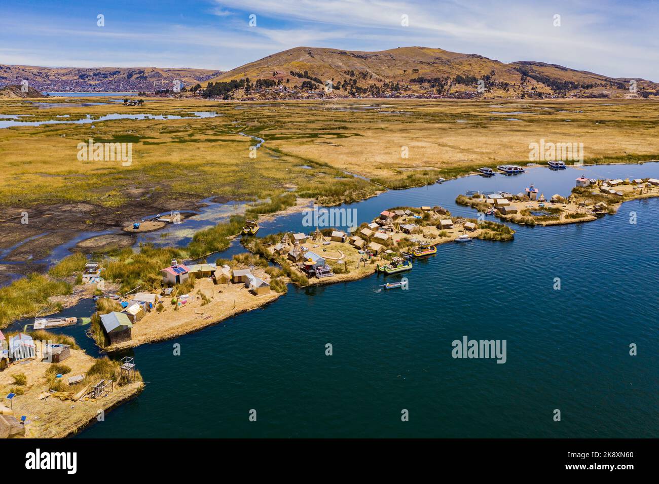 Veduta aerea delle isole galleggianti della paglia di Uros sul lago Titicaca vicino a Puno, Perù. Foto Stock