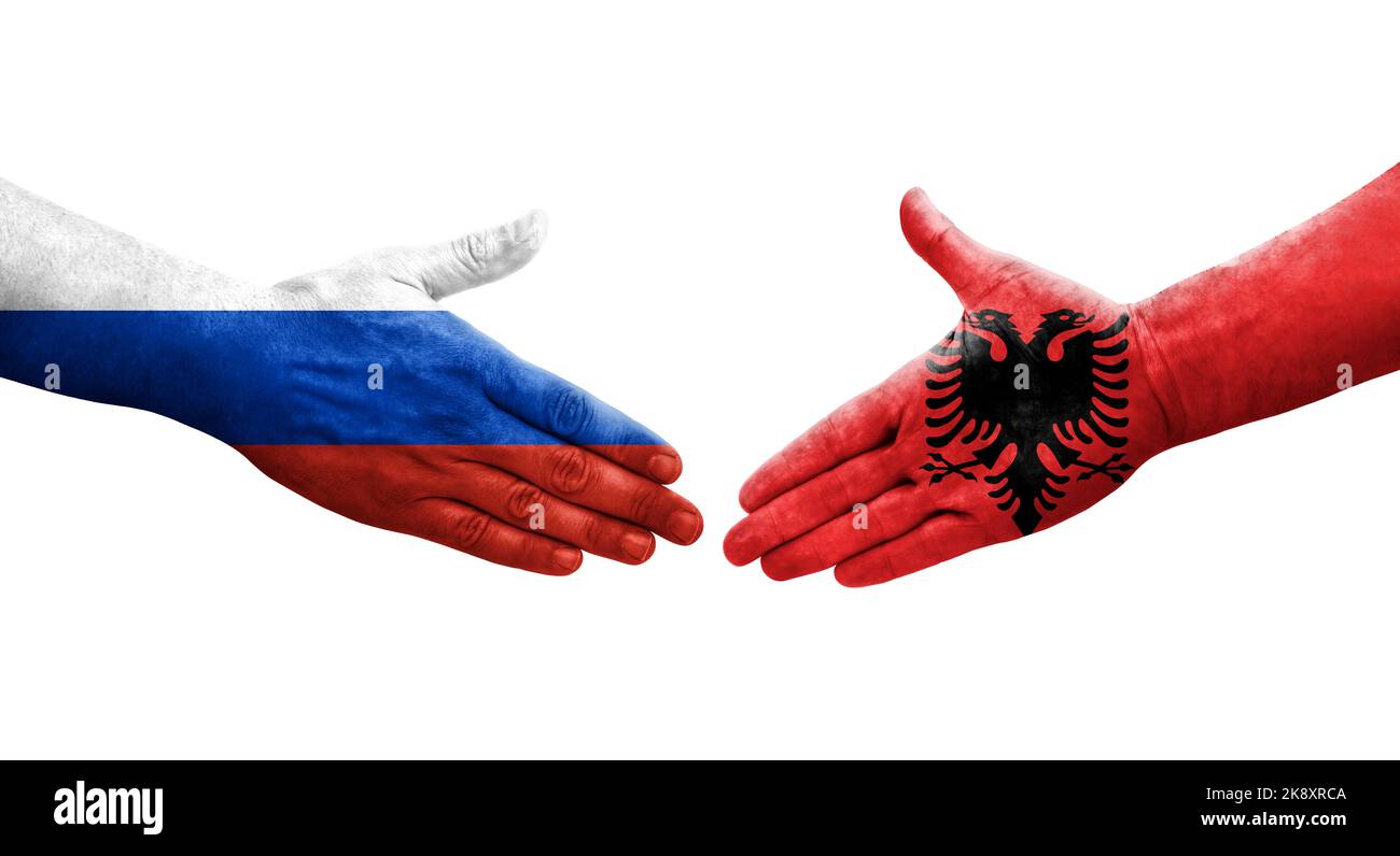 Stretta di mano tra Albania e Russia bandiere dipinte sulle mani, immagine trasparente isolata. Foto Stock